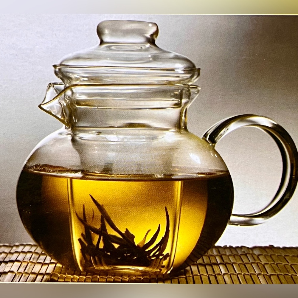 5 CUP GLASS TEA POT WITH 12 FLOWERING TEAS IS NWT